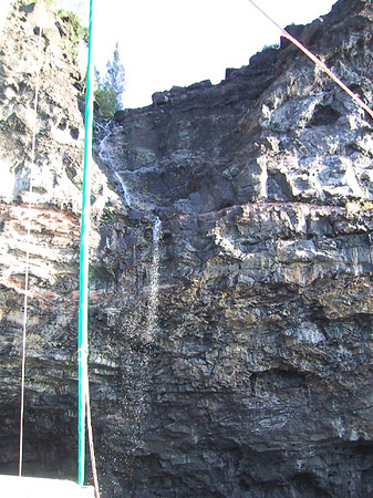 Höhlen in der Steilküste Fotos