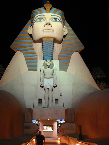 Hotel Luxor bei Nacht Fotos