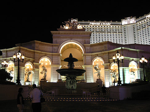Hotel MGM bei Nacht Fotos